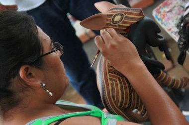 San Martin Tilcajete, Oaxaca, Meksika - 30 Ağustos 2015: Oaxaca, Meksika 'dan geleneksel alebrijlerin imalat, oyma ve boyama süreci üzerine zanaat atölyesi