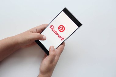 Mexico City, Mexico - 22 Şubat 2025: Pinterest görsel bir keşif web platformu ve uygulaması, insanların görüntüleri ve videoları kullanarak fikirleri bulabileceği, kaydedebileceği ve paylaşabileceği bir sosyal ağ