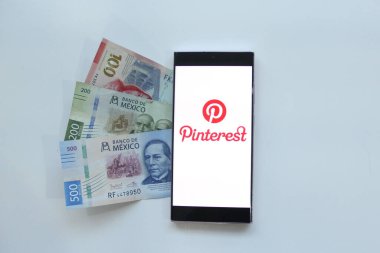 Mexico City, Mexico - 22 Şubat 2025: Pinterest görsel bir keşif web platformu ve uygulaması, insanların görüntüleri ve videoları kullanarak fikirleri bulabileceği, kaydedebileceği ve paylaşabileceği bir sosyal ağ