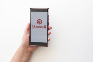Mexico City, Mexico - 22 Şubat 2025: Pinterest görsel bir keşif web platformu ve uygulaması, insanların görüntüleri ve videoları kullanarak fikirleri bulabileceği, kaydedebileceği ve paylaşabileceği bir sosyal ağ