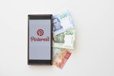 Mexico City, Mexico - 22 Şubat 2025: Pinterest görsel bir keşif web platformu ve uygulaması, insanların görüntüleri ve videoları kullanarak fikirleri bulabileceği, kaydedebileceği ve paylaşabileceği bir sosyal ağ