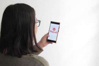 Mexico City, Mexico - 22 Şubat 2025: Pinterest görsel bir keşif web platformu ve uygulaması, insanların görüntüleri ve videoları kullanarak fikirleri bulabileceği, kaydedebileceği ve paylaşabileceği bir sosyal ağ