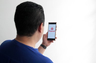 Mexico City, Mexico - 22 Şubat 2025: Pinterest görsel bir keşif web platformu ve uygulaması, insanların görüntüleri ve videoları kullanarak fikirleri bulabileceği, kaydedebileceği ve paylaşabileceği bir sosyal ağ