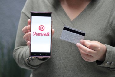 Mexico City, Mexico - 22 Şubat 2025: Pinterest görsel bir keşif web platformu ve uygulaması, insanların görüntüleri ve videoları kullanarak fikirleri bulabileceği, kaydedebileceği ve paylaşabileceği bir sosyal ağ