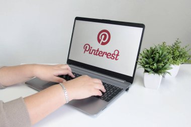 Mexico City, Mexico - 22 Şubat 2025: Pinterest görsel bir keşif web platformu ve uygulaması, insanların görüntüleri ve videoları kullanarak fikirleri bulabileceği, kaydedebileceği ve paylaşabileceği bir sosyal ağ