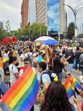Mexico City, Mexico - 29 Haziran 2024: CDMX 'teki LGBT + gurur yürüyüşü, cinsel ve cinsiyet çeşitliliğini, lezbiyen, eşcinsel, biseksüel, transseksüel eşcinsellerin eşit hakları için yapılan bir gösteridir.