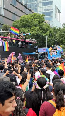 Mexico City, Mexico - 29 Haziran 2024: CDMX 'teki LGBT + gurur yürüyüşü, cinsel ve cinsiyet çeşitliliğini, lezbiyen, eşcinsel, biseksüel, transseksüel eşcinsellerin eşit hakları için yapılan bir gösteridir.