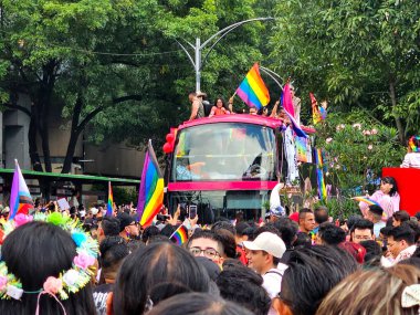 Mexico City, Mexico - 29 Haziran 2024: CDMX 'teki LGBT + gurur yürüyüşü, cinsel ve cinsiyet çeşitliliğini, lezbiyen, eşcinsel, biseksüel, transseksüel eşcinsellerin eşit hakları için yapılan bir gösteridir.