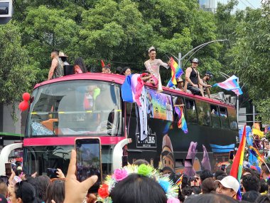 Mexico City, Mexico - 29 Haziran 2024: CDMX 'teki LGBT + gurur yürüyüşü, cinsel ve cinsiyet çeşitliliğini, lezbiyen, eşcinsel, biseksüel, transseksüel eşcinsellerin eşit hakları için yapılan bir gösteridir.