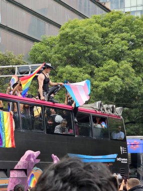Mexico City, Mexico - 29 Haziran 2024: CDMX 'teki LGBT + gurur yürüyüşü, cinsel ve cinsiyet çeşitliliğini, lezbiyen, eşcinsel, biseksüel, transseksüel eşcinsellerin eşit hakları için yapılan bir gösteridir.