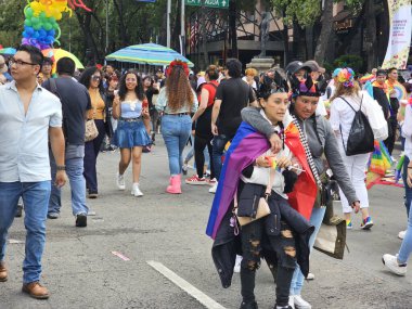 Mexico City, Mexico - 29 Haziran 2024: CDMX 'teki LGBT + gurur yürüyüşü, cinsel ve cinsiyet çeşitliliğini, lezbiyen, eşcinsel, biseksüel, transseksüel eşcinsellerin eşit hakları için yapılan bir gösteridir.