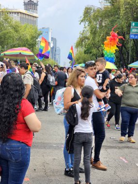 Mexico City, Mexico - 29 Haziran 2024: CDMX 'teki LGBT + gurur yürüyüşü, cinsel ve cinsiyet çeşitliliğini, lezbiyen, eşcinsel, biseksüel, transseksüel eşcinsellerin eşit hakları için yapılan bir gösteridir.