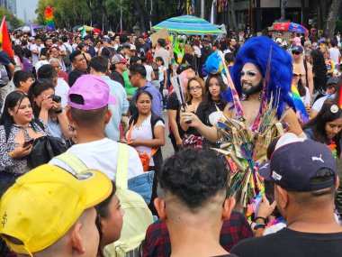 Mexico City, Mexico - 29 Haziran 2024: CDMX 'teki LGBT + gurur yürüyüşü, cinsel ve cinsiyet çeşitliliğini, lezbiyen, eşcinsel, biseksüel, transseksüel eşcinsellerin eşit hakları için yapılan bir gösteridir.