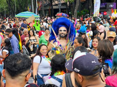 Mexico City, Mexico - 29 Haziran 2024: CDMX 'teki LGBT + gurur yürüyüşü, cinsel ve cinsiyet çeşitliliğini, lezbiyen, eşcinsel, biseksüel, transseksüel eşcinsellerin eşit hakları için yapılan bir gösteridir.