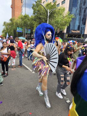 Mexico City, Mexico - 29 Haziran 2024: CDMX 'teki LGBT + gurur yürüyüşü, cinsel ve cinsiyet çeşitliliğini, lezbiyen, eşcinsel, biseksüel, transseksüel eşcinsellerin eşit hakları için yapılan bir gösteridir.