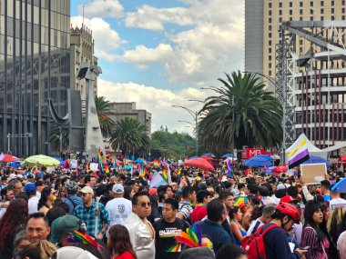 Mexico City, Mexico - 29 Haziran 2024: CDMX 'teki LGBT + gurur yürüyüşü, cinsel ve cinsiyet çeşitliliğini, lezbiyen, eşcinsel, biseksüel, transseksüel eşcinsellerin eşit hakları için yapılan bir gösteridir.