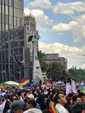 Mexico City, Mexico - 29 Haziran 2024: CDMX 'teki LGBT + gurur yürüyüşü, cinsel ve cinsiyet çeşitliliğini, lezbiyen, eşcinsel, biseksüel, transseksüel eşcinsellerin eşit hakları için yapılan bir gösteridir.
