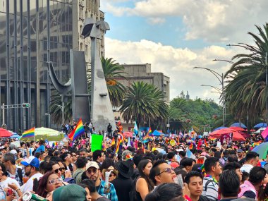 Mexico City, Mexico - 29 Haziran 2024: CDMX 'teki LGBT + gurur yürüyüşü, cinsel ve cinsiyet çeşitliliğini, lezbiyen, eşcinsel, biseksüel, transseksüel eşcinsellerin eşit hakları için yapılan bir gösteridir.