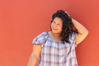 25 yaşındaki kıvırcık saçlı Latin esmer kadın kendini mutlu, güçlü, başarılı, hayattan zevk alan ve hedeflerine ulaşan biri olarak gösteriyor.