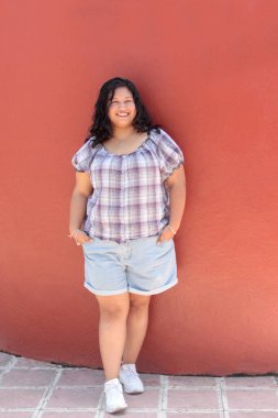 25 yaşındaki kıvırcık saçlı Latin esmer kadın kendini mutlu, güçlü, başarılı, hayattan zevk alan ve hedeflerine ulaşan biri olarak gösteriyor.