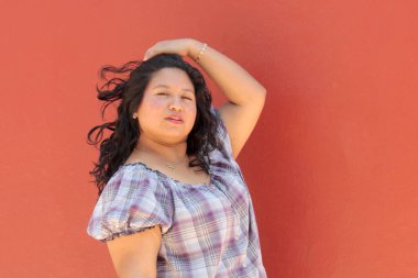 25 yaşındaki kıvırcık saçlı Latin esmer kadın kendini mutlu, güçlü, başarılı, hayattan zevk alan ve hedeflerine ulaşan biri olarak gösteriyor.