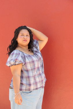 25 yaşındaki kıvırcık saçlı Latin esmer kadın kendini mutlu, güçlü, başarılı, hayattan zevk alan ve hedeflerine ulaşan biri olarak gösteriyor.