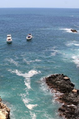 Meksika 'nın Acapulco, Guerrero' daki La Quebrada Denizi, ünlü dalışları yapan limanın yerlileri tarafından yapılan bir uçurumdur.