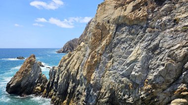 Meksika 'nın Acapulco, Guerrero' daki La Quebrada Denizi, ünlü dalışları yapan limanın yerlileri tarafından yapılan bir uçurumdur.