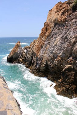 Meksika 'nın Acapulco, Guerrero' daki La Quebrada Denizi, ünlü dalışları yapan limanın yerlileri tarafından yapılan bir uçurumdur.