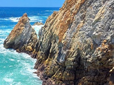 Meksika 'nın Acapulco, Guerrero' daki La Quebrada Denizi, ünlü dalışları yapan limanın yerlileri tarafından yapılan bir uçurumdur.