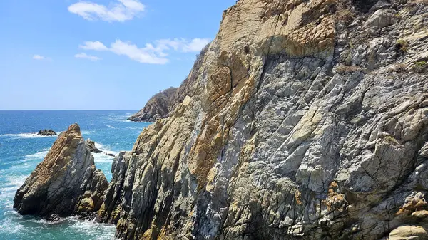 Meksika 'nın Acapulco, Guerrero' daki La Quebrada Denizi, ünlü dalışları yapan limanın yerlileri tarafından yapılan bir uçurumdur.
