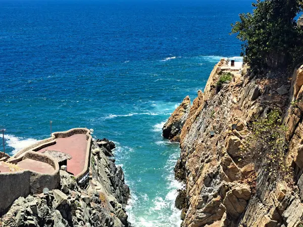 Meksika 'nın Acapulco, Guerrero' daki La Quebrada Denizi, ünlü dalışları yapan limanın yerlileri tarafından yapılan bir uçurumdur.