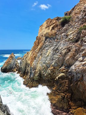 Meksika 'nın Acapulco, Guerrero' daki La Quebrada Denizi, ünlü dalışları yapan limanın yerlileri tarafından yapılan bir uçurumdur.