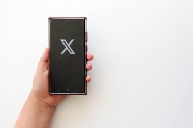 Mexico City, Mexico - 22 Şubat 2025: X, eskiden Twitter, web platformu ve mikroblog uygulaması olan ve kullanıcıların metni, görüntüleri ve videoları paylaşabildikleri bir sosyal ağdır.