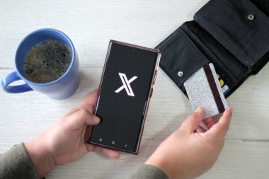 Mexico City, Mexico - 22 Şubat 2025: X, eskiden Twitter, web platformu ve mikroblog uygulaması olan ve kullanıcıların metni, görüntüleri ve videoları paylaşabildikleri bir sosyal ağdır.