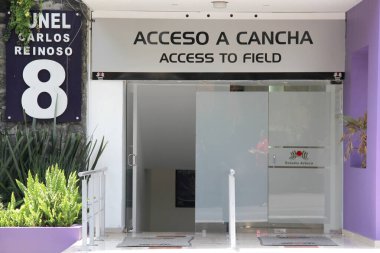 Mexico City, Mexico - 16 Ağustos 2015: Meksika 'daki Azteca ya da Banorte Stadyumu' nun dış girişi, Dünya Kupası ve benzeri maçlar için yapılmıştır.