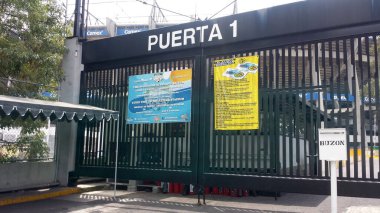 Mexico City, Mexico - 16 Ağustos 2015: Meksika 'daki Azteca ya da Banorte Stadyumu' nun dış girişi, Dünya Kupası ve benzeri maçlar için yapılmıştır.