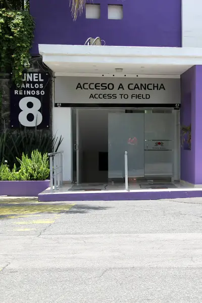 Mexico City, Mexico - 16 Ağustos 2015: Meksika 'daki Azteca ya da Banorte Stadyumu' nun dış girişi, Dünya Kupası ve benzeri maçlar için yapılmıştır.