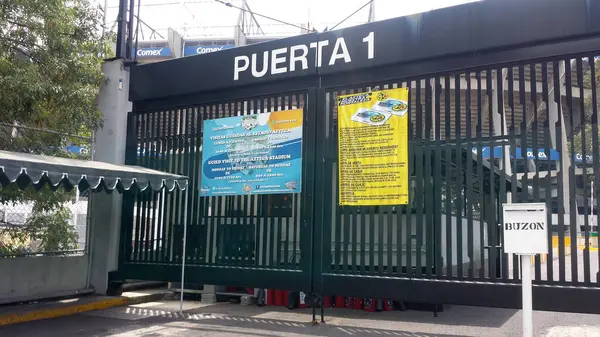 Mexico City, Mexico - 16 Ağustos 2015: Meksika 'daki Azteca ya da Banorte Stadyumu' nun dış girişi, Dünya Kupası ve benzeri maçlar için yapılmıştır.