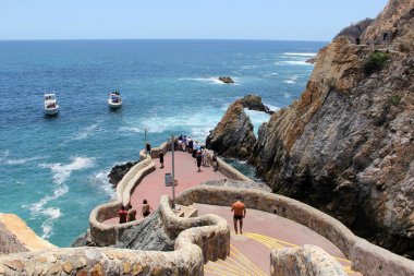 Acapulco, Guerrero, Meksika - 28 Nisan 2023: La Quebrada Acapulco, Guerrero, Meksika 'da bulunan bir uçurum. Popüler bir turizm merkezi ve simgesidir.