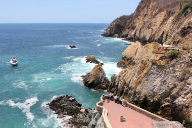 Acapulco, Guerrero, Meksika - 28 Nisan 2023: La Quebrada Acapulco, Guerrero, Meksika 'da bulunan bir uçurum. Popüler bir turizm merkezi ve simgesidir.