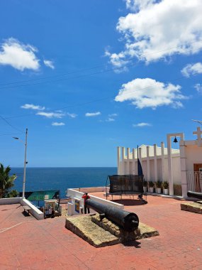 Acapulco, Guerrero, Meksika - 28 Nisan 2023: La Quebrada Acapulco, Guerrero, Meksika 'da bulunan bir uçurum. Popüler bir turizm merkezi ve simgesidir.