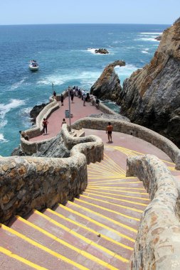 Acapulco, Guerrero, Meksika - 28 Nisan 2023: La Quebrada Acapulco, Guerrero, Meksika 'da bulunan bir uçurum. Popüler bir turizm merkezi ve simgesidir.