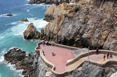 Acapulco, Guerrero, Meksika - 28 Nisan 2023: La Quebrada Acapulco, Guerrero, Meksika 'da bulunan bir uçurum. Popüler bir turizm merkezi ve simgesidir.