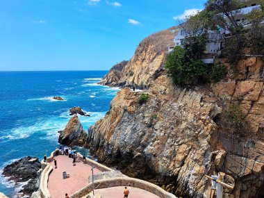 Acapulco, Guerrero, Meksika - 28 Nisan 2023: La Quebrada Acapulco, Guerrero, Meksika 'da bulunan bir uçurum. Popüler bir turizm merkezi ve simgesidir.