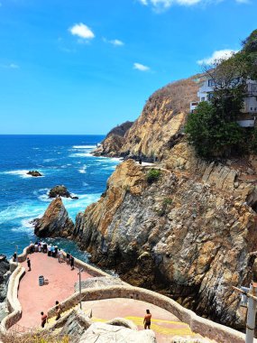 Acapulco, Guerrero, Meksika - 28 Nisan 2023: La Quebrada Acapulco, Guerrero, Meksika 'da bulunan bir uçurum. Popüler bir turizm merkezi ve simgesidir.
