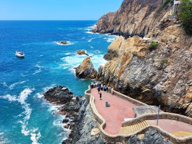 Acapulco, Guerrero, Meksika - 28 Nisan 2023: La Quebrada Acapulco, Guerrero, Meksika 'da bulunan bir uçurum. Popüler bir turizm merkezi ve simgesidir.