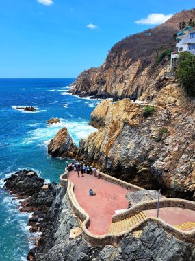 Acapulco, Guerrero, Meksika - 28 Nisan 2023: La Quebrada Acapulco, Guerrero, Meksika 'da bulunan bir uçurum. Popüler bir turizm merkezi ve simgesidir.