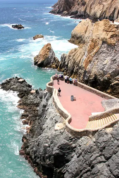 Acapulco, Guerrero, Meksika - 28 Nisan 2023: La Quebrada Acapulco, Guerrero, Meksika 'da bulunan bir uçurum. Popüler bir turizm merkezi ve simgesidir.