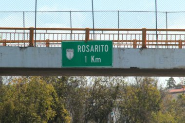 Ensenada, Baja California, Meksika - 14 Aralık 2025: Meksika 'da Tijuana' dan Ensenada Baja California 'ya giden Panoramik Karayolu üzerindeki yol işaretleri yön ve mesafeyi veya çıkışları gösteriyor